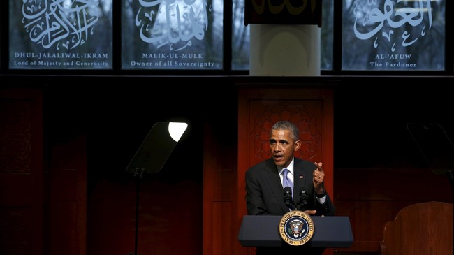 Untuk pertama kalinya, mengunjungi masjid di negaranya. Obama menekankan pentingnya meredam retorika politik terhadap Muslim-Amerika.