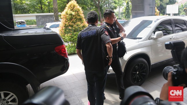 Korban diperiksa di rumah sakit C, kemudian dirujuk ke AW. Setelah itu, dia dioperasi di rumah sakit C yang lain.
