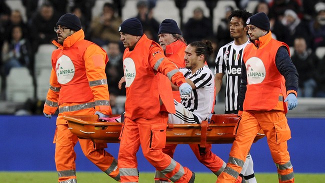 Martin Caceres mengalami cedera serius, Zaza terkena kartu merah.