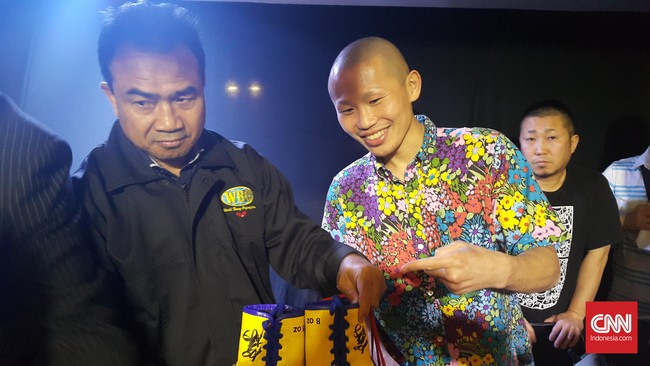 Daud Yordan dan Yoshitaka Kato tampil santai dalam uji timbangan jelang pertarungan memperebutkan gelar kelas ringan WBO Asia-Pasifik.