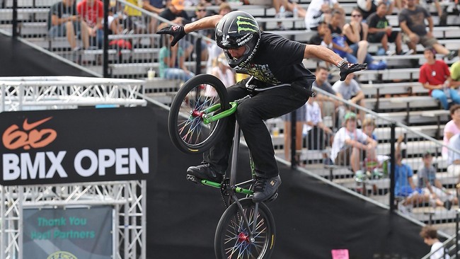 Dave Mirra, legenda X-Games, ditemukan tewas di sebuah truk dan diduga bunuh diri. Rekan-rekannya menyebut ia frustasi dan hilang hasrat dalam olahraga ekstrem.