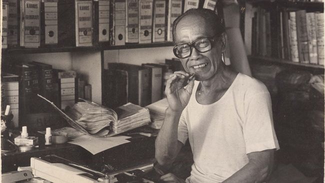 Pramoedya Ananta Toer menghasilkan Tetralogi Buru berkat pesan dalam sepatu yang disampaikan tapol-tapol Pulau Buru kepada tamu asing kala itu.