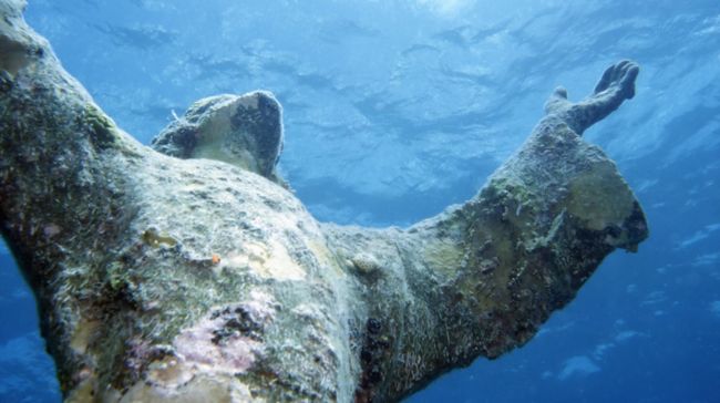 Mereka yang punya hobi menyelam akan sangat berbahagia dengan pembukaan Atlantic Museum atau Museo Atletico, yang berlokasi di bawah laut.
