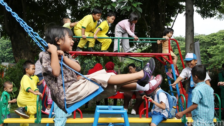 Sekolah di dalam goa, di atas kapal, sampai di bawah tanah bisa terdengar nggak mungkin. Tapi, ini beneran ada lho, Bun.