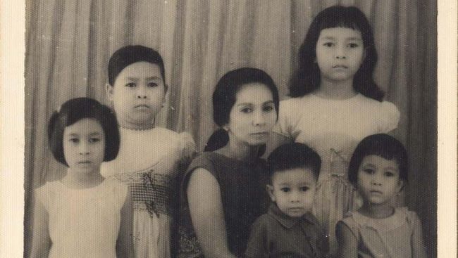 Keluarga Pramoedya Ananta Toer harus menerima beragam ancaman dan teror semasa sang sastrawan jadi tahanan politik dan diasingkan di Pulau Buru.