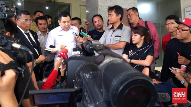 Jaksa Agung Prasetyo menyatakan pelaporan dirinya ke Bareskrim Polri tidak akan menghentikan penyidikan perkara restitusi pajak PT. Mobile-8.