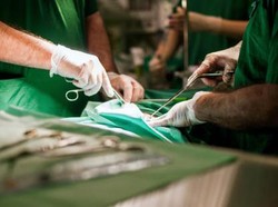 Peneliti Uji Coba Robot untuk Bantu Dokter Bedah Jahit Pasien