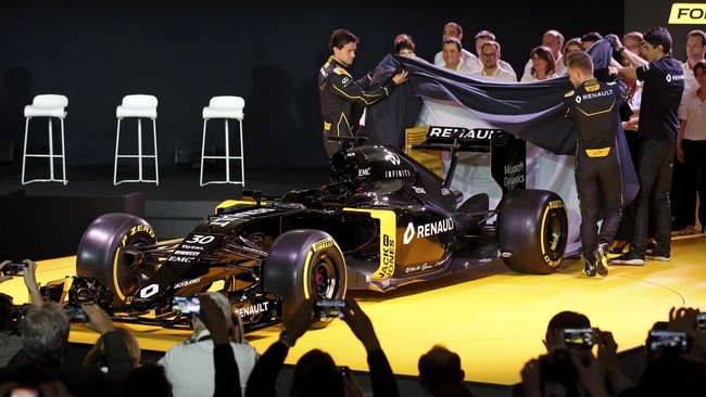 Pebalap Rookie F1 yang bergabung dengan tim Renault, Jolyon Palmer, menceritakan sebuah tim merekrut pebalap bukan hanya karena faktor nama.