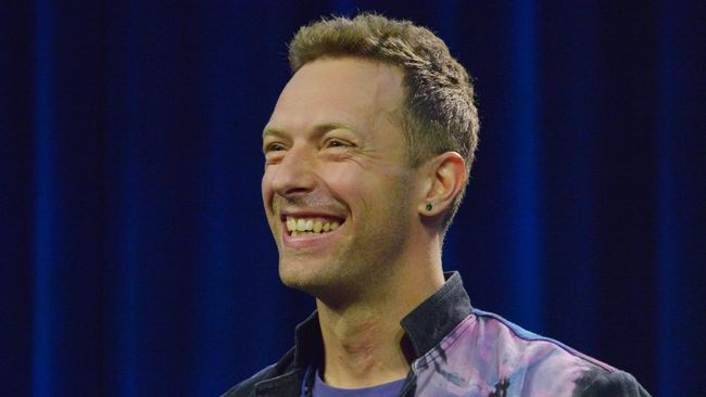 Vokalis Coldplay, Chris Martin, disebut sudah tak sabar berlutut di depan Dakota Johnson untuk melamarnya.