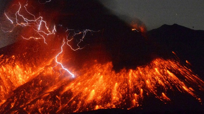 Gunung berapi Sakurajima di sebelah barat daya Jepang meletus pada Jumat (5/2), berjarak hanya50 km dari pembangkit listrik tenaga nuklir (PLTN) Sendai.