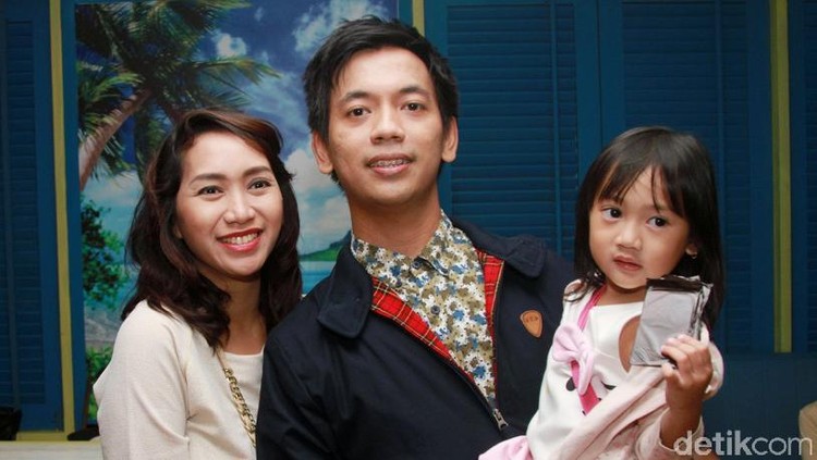 Di kelahiran anak keduanya, Rian D'Masiv punya cerita. Dia merasa sedih karena nggak bisa menemani sang istri melahirkan.