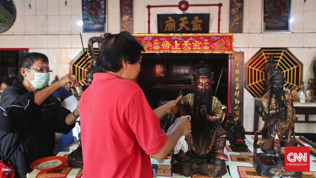 Hari ke-25, bulan ke-12, dalam penanggalan China, semua Dewa naik ke langit dan rupang mereka sudah kosong. Umat-umat klenteng pun membersihkannya.