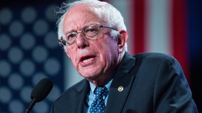 Bernie Sanders untuk pertama kalinya memuncaki jajak pendapat nasional Partai Demokrat mengalahkan rivalnya Hillary Clinton. 