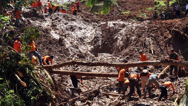 Akses jalan kecil juga membuat kendaraan bantuan sulit menjangkau lokasi. Alat berat tidak dapat dikerahkan ke lokasi.