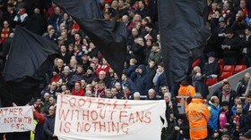 Bendera Hitam dan Dewa Kematian di Stadion Anfield