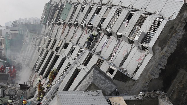 Diduga ada lebih dari 130 orang yang terperangkap dalam apartemen yang ambruk di Taiwan. Sejauh ini 18 orang tercatat tewas akibat gempa di negara itu.