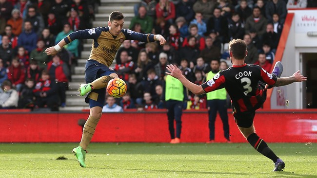 Arsenal berhasil mencetak dua gol dan menutup babak pertama dengan keunggulan 2-0 atas AFC Bournemouth di Vitality Stadium.
