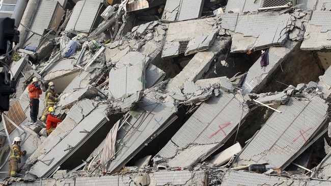 Pemerintah Taiwan memerintahkan penyelidikan terhadap apartemen yang ambruk di kota Tainan akibat gempa akhir pekan lalu.