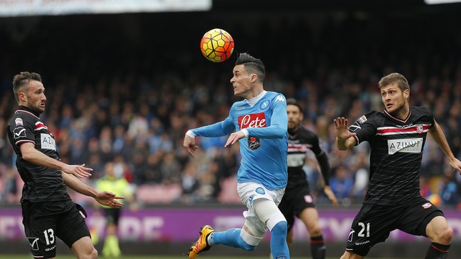 Napoli masih sukses menjaga jarak dengan Juventus di klasemen Serie A usai menang 1-0 atas Carpi di Stadion San Paolo.