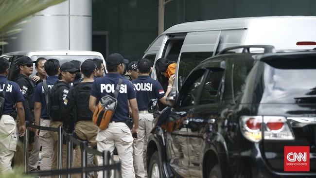 Rekonstruksi versi polisi merupakan hasil sinkronisasi atas keterangan saksi dan temuan bukti selama penyelidikan kasus kematian Wayan Mirna Salihin.
