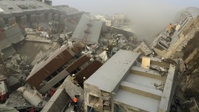 Bangunan Ambruk dalam Gempa di Taiwan