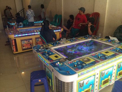 Heboh! Emak-emak Hancurkan Lapak Judi di Medan Deli