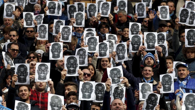 Ribuan topeng  Kalidou Koulibaly menghiasi tribune Stadion San Paolo, saat Napoli menghadapi Carpi, Minggu (7/2).