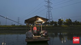 Dua Tahun Hidup di Atas Eretan Kanal Banjir Timur