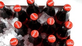 Kemasan Coca Cola Kini 'Bernyanyi' Lagu Ikonik