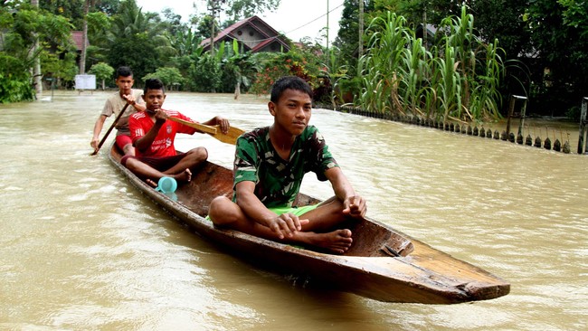 Korban jiwa akibat longsor, banjir di sejumlah daerah di Sumbar bertambah menjadi enam orang setelah tim evakuasi menemukan satu korban yang sebelumnya hilang.