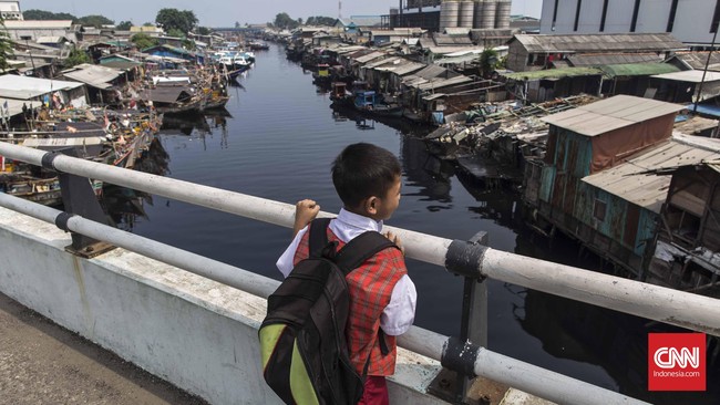 Seorang petugas PLN dilaporkan tewas karena terseret banjir saat bermaksud menggunakan mobilnya untuk mengadang air yang mengalir deras ke jalan raya.
