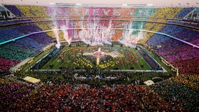 Aksi Spektakuler Selebriti di Panggung Super Bowl 50