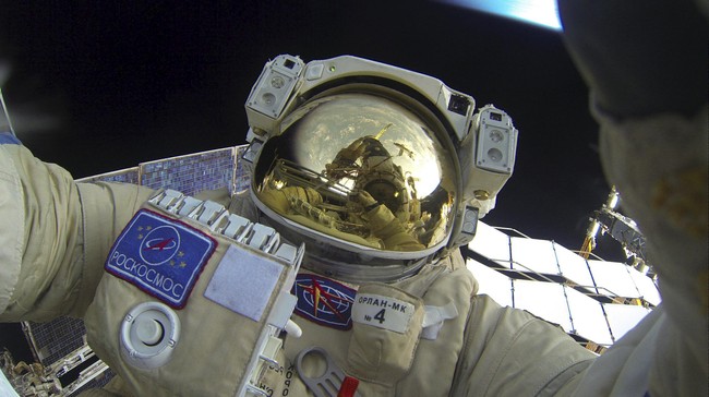 Baju ruang angkasa Neil Armstrong mulai rusak, tak heran karena usianya sudah 50 tahun meski terdiri dari 21 lapis bahan berbeda.