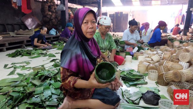 Kisah Wanita Pelipat Daun Pisang Kue Keranjang