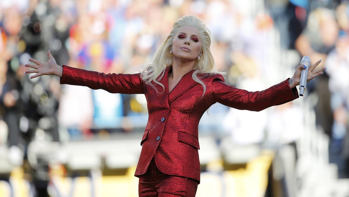Aksi Spektakuler Selebriti di Panggung Super Bowl 50