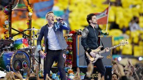 Tribute Manis Coldplay untuk Muhammad Ali dan Viola Beach
