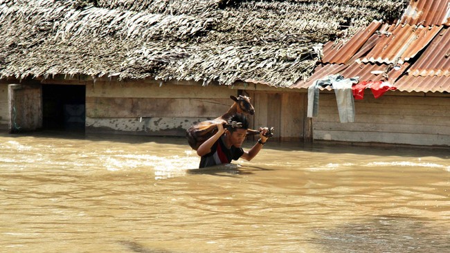 Banjir bandang di Lahat, Sumatera Selatan, memakan korban jiwa pada Kamis (9/3). Satu orang meninggal karena terseret arus.