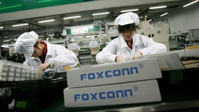 Foxconn Berencana Pensiunkan Pekerja Manusia