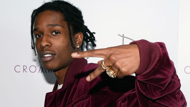 Lepas dari pelukan pebasket Jordan Clarkson, Kendall Jenner kedapatan menggandeng A$AP Rocky di kampung halamannya, Harlem.