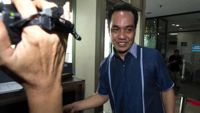 Anggota Komisi V dari Fraksi Hanura Fauzih Amro dipanggil KPK untuk diperiksa kasus suap proyek jalan di Kementerian PUPR. Kasus ini sudah menjerat 12 tersangka