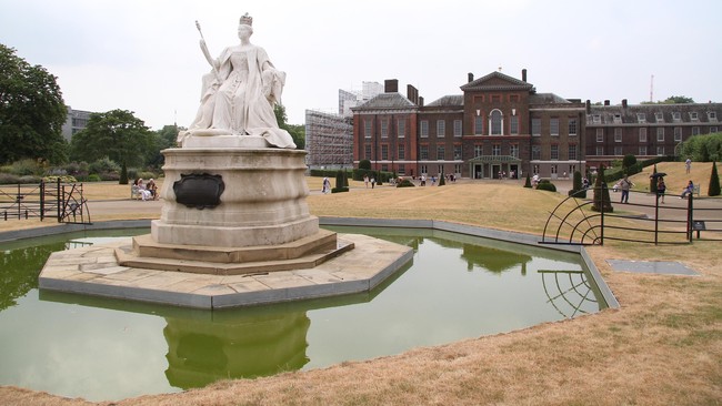 Seorang pria membakar dirinya sendiri di luar Istana Kensington, kediaman Pangeran William dan istrinya, Kate, di London, Inggris.