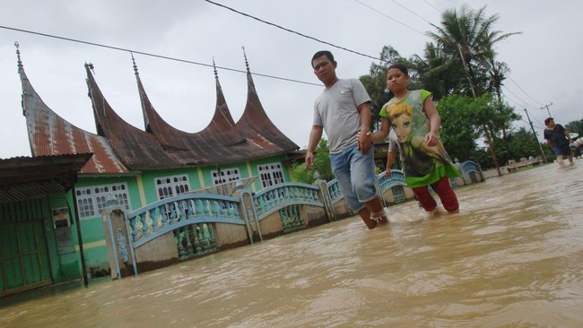 BPBD Sumatera Barat menyatakan perkiraan kerugian sementara akibat banjir bandang nan melanda sejumlah wilayah di provinsi itu mencapai Rp108,38 miliar.