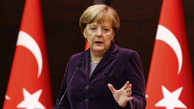 Kanselir Jerman Angela Merkel mendukung zona larangan terbang untuk melindungi warga sipil di Suriah, menyusul serangan rudal yang menewaskan puluhan orang.