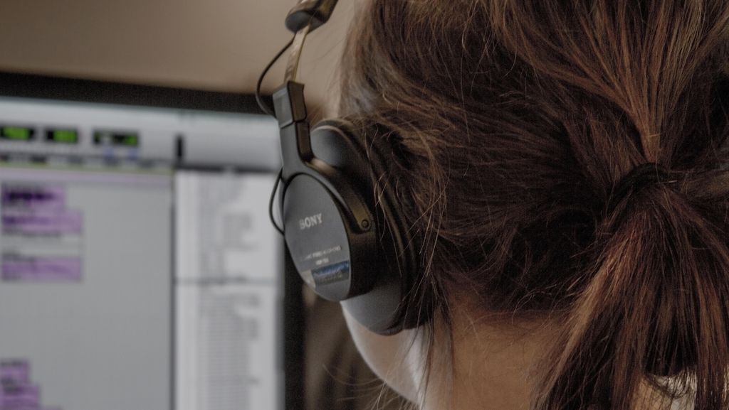 Makin Banyak Gen Z Pakai Headphone, Rasa Kesepian pun Mengintai