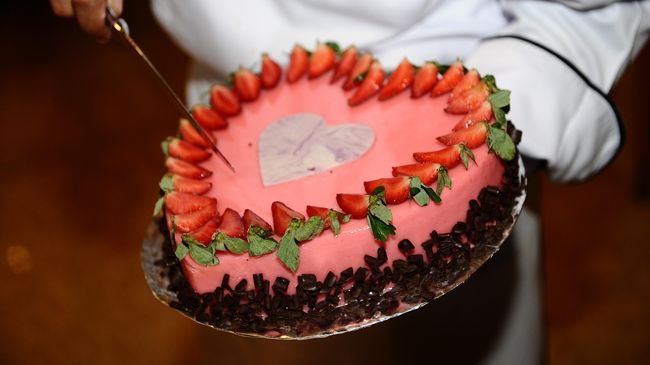 Chef pastry Alex Bannefoi menciptakan sebuah kue valentine baru dengan harga yang fantastis mencapai Rp1 Miliar.