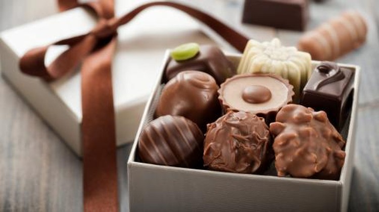Saat anak lagi batuk, Bunda sering memintanya untuk nggak makan es atau cokelat dulu?