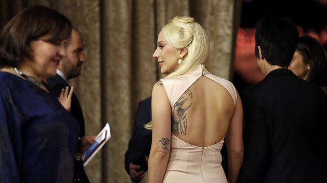 Tak sekadar mempersiapkan performa jelang acara Grammy, Lady Gaga juga "mengabadikan" David Bowie di tubuh bagian kiri.