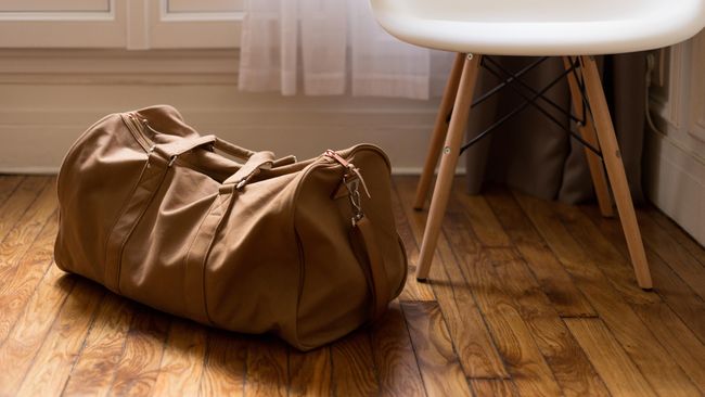 Murse membuat pria lebih leluasa dengan tas bertali panjang, fanny packs, tote bag dengan pegangan atas, dan tas tangan.