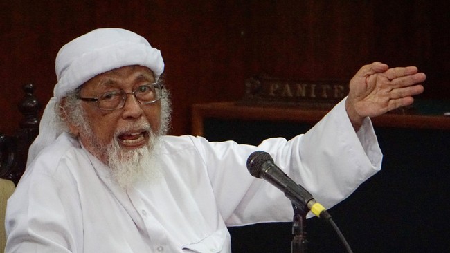 Terpidana Abu Bakar Ba'asyir membacakan kesimpulannya pada sidang peninjauan kembali (PK) di Pengadilan Negeri Cilacap, Jawa Tengah, Selasa (9/2). Sidang ketiga ini mengagendakan pembacaan kesimpulan dan penandatanganan berkas acara pemeriksaan yang kemudian akan dikirim ke Pengadilan Negeri Jakarta Selatan. ANTARA FOTO/Idhad Zakaria/foc/16.