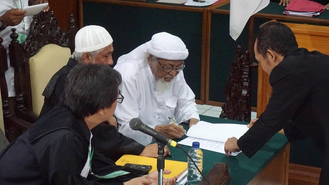 Penasihat hukum Abu Bakar Ba'asyir menilai kliennya bisa bebas dari tuduhan sebagai pelaku terorisme.